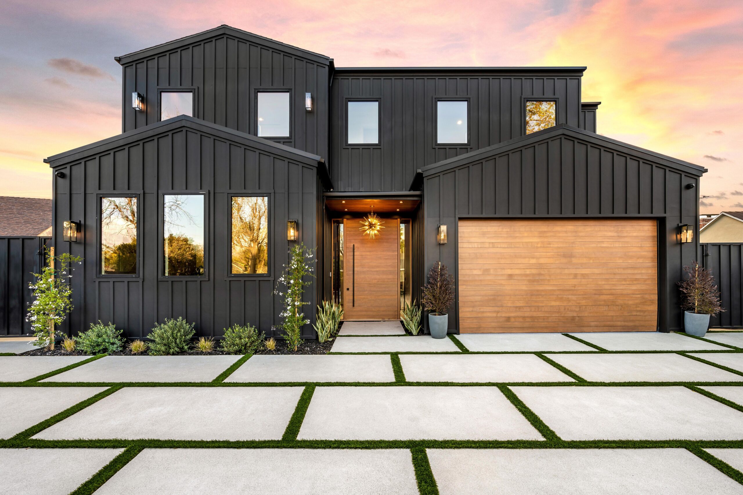 Choose Steel Vertical Siding For A Modern, Lasting Look - ABC Seamless of  Nebraska, image size:2560x1707